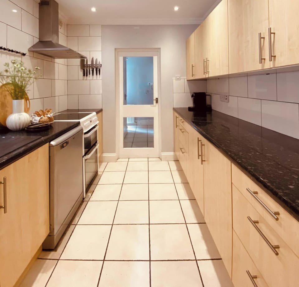 Fully Fitted Kitchen 