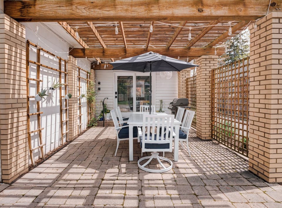 OUTDOOR DINING & BBQ WITH SEATING FOR 6