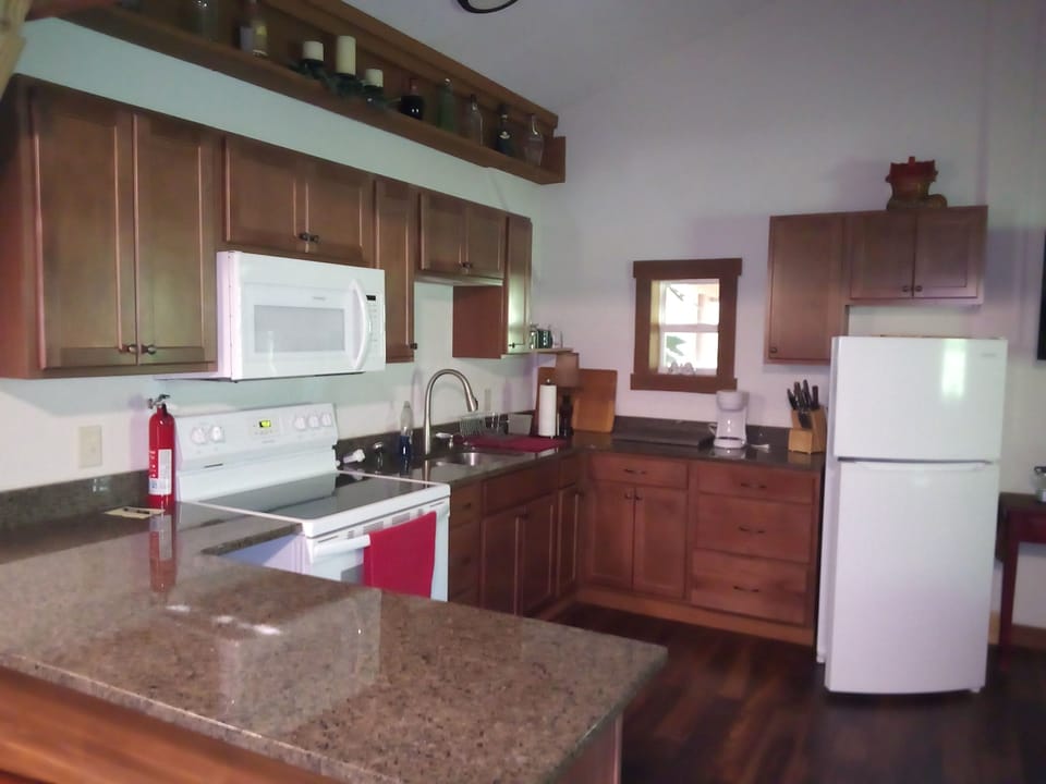 Full Kitchen. Ready to cook if you are! 