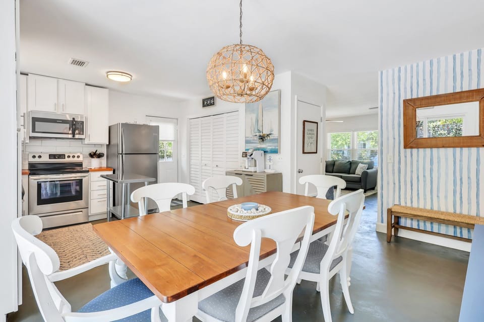 Seating for six in dining space