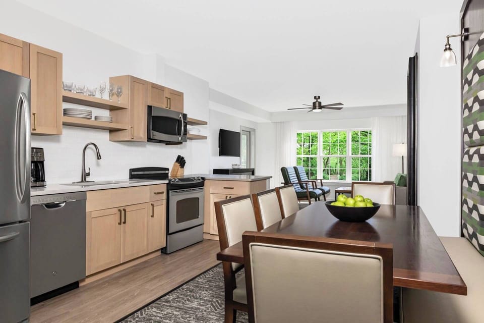 Spacious villa with a large dining table for 8.