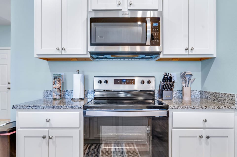 Fully stocked kitchen with all major appliances
