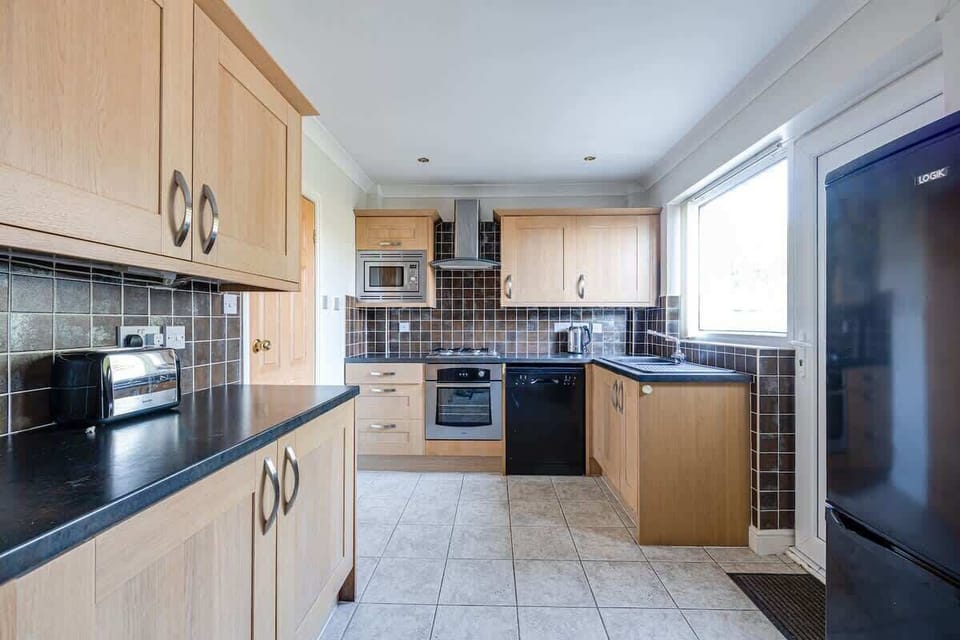 Well-equipped kitchen to prepare a home-cooked meal.
