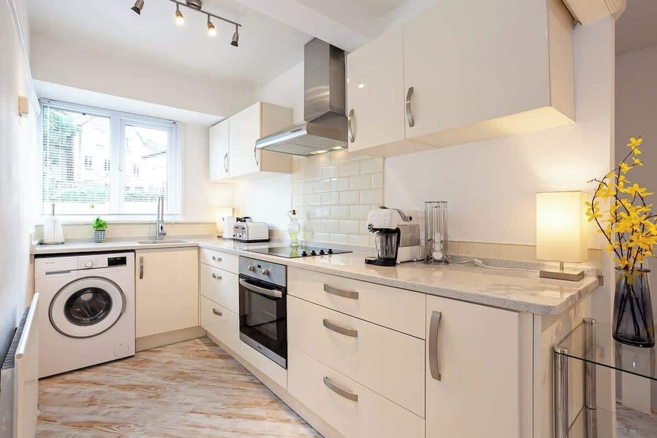 Well-equipped kitchen to prepare a home-cooked meal.
