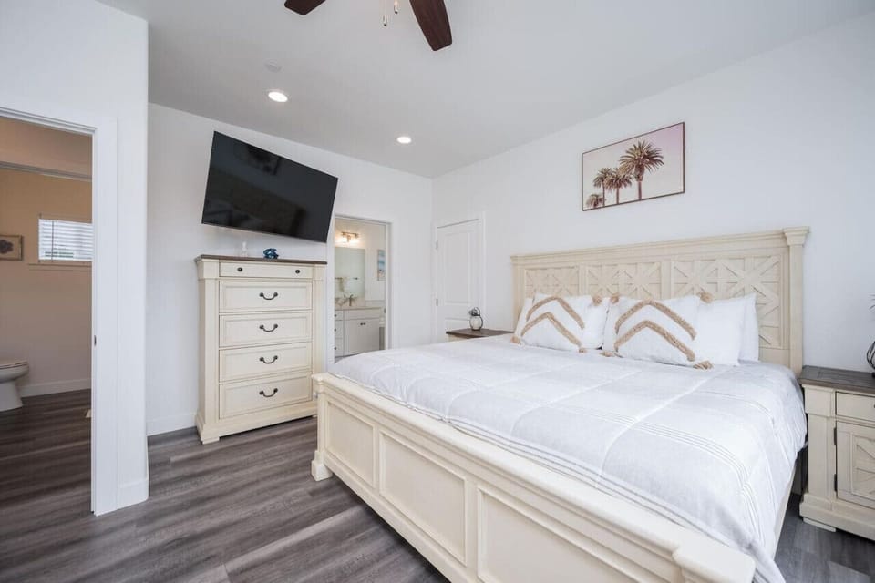 Back house upstairs master suite with king bed and smart TV
