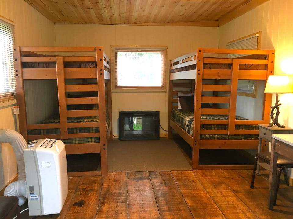 Bunkhouse with 2 twin bunk beds - Bedroom 5