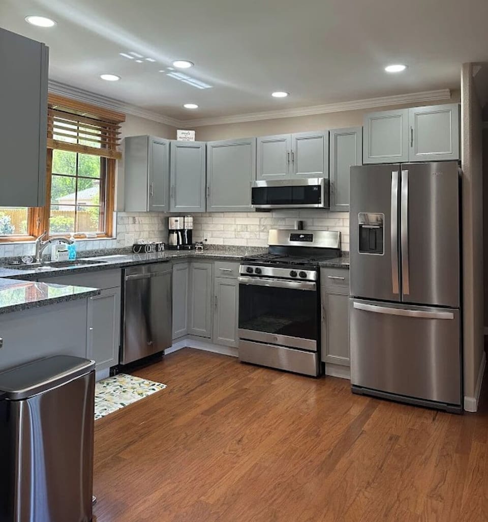 Well equipped kitchen with new appliances and everything you need!