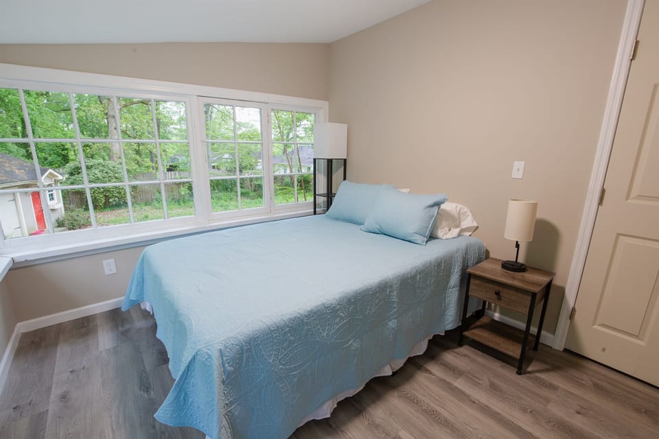 The Queen room features lamps with USB chargers