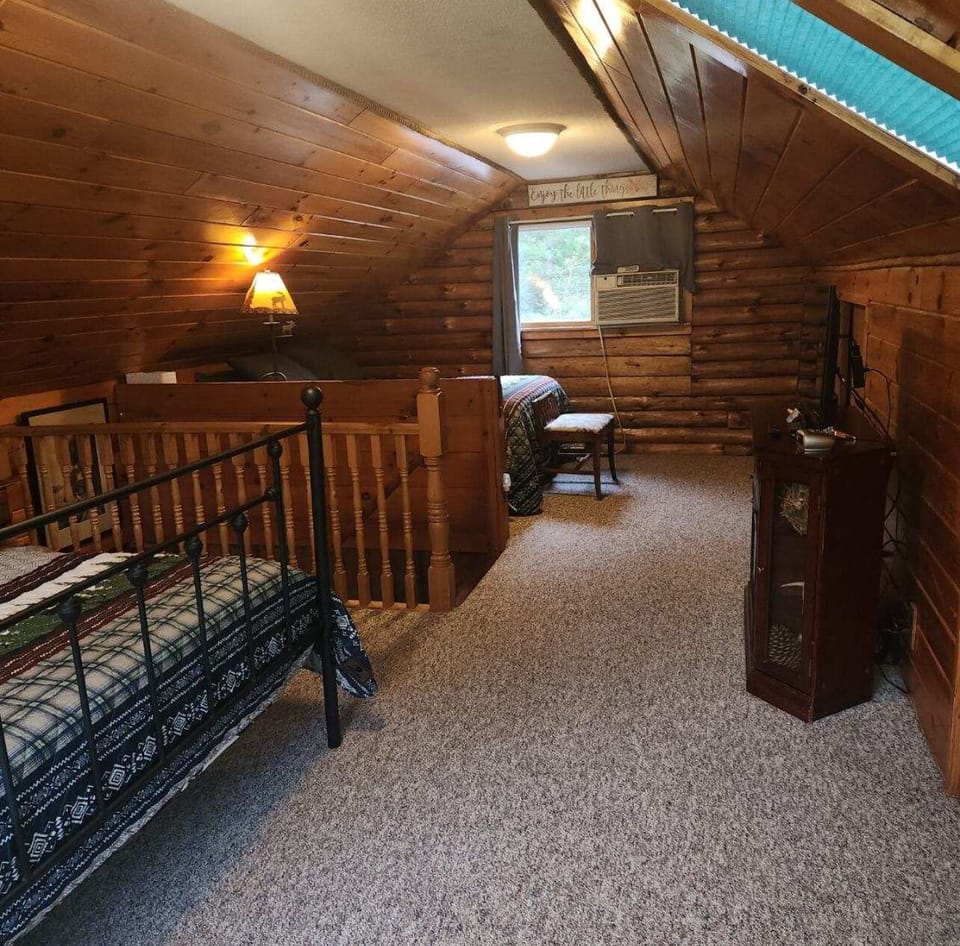 Upstairs bedroom with two queen beds, tv, ac