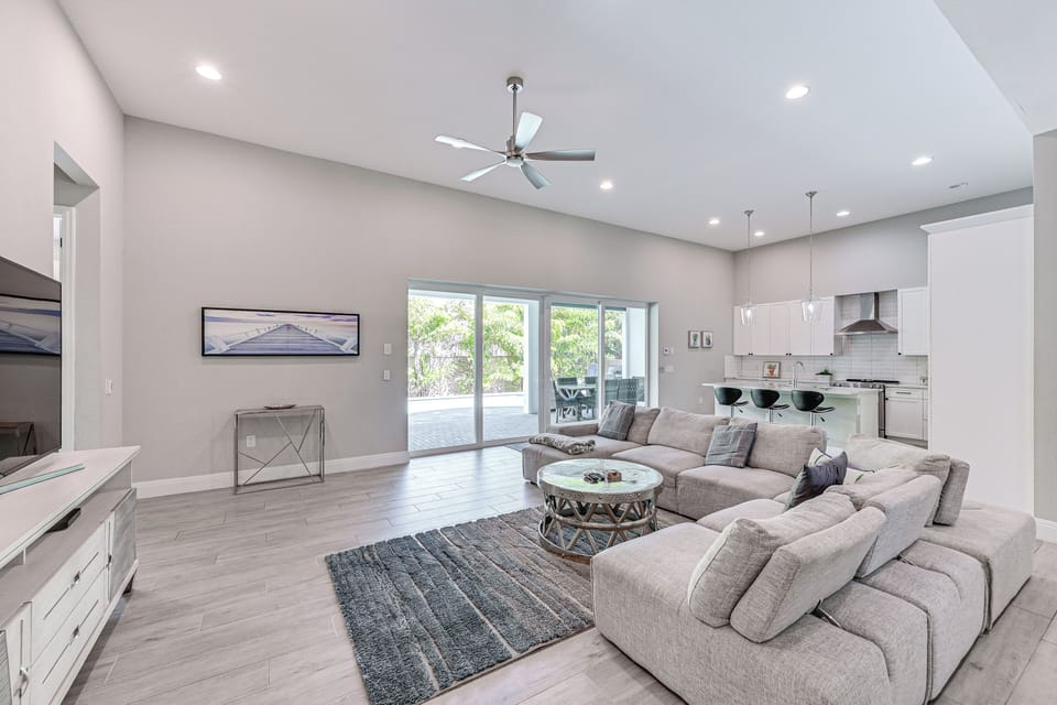 Living Room | Free WiFi | Central A/C & Heat | Smart TV