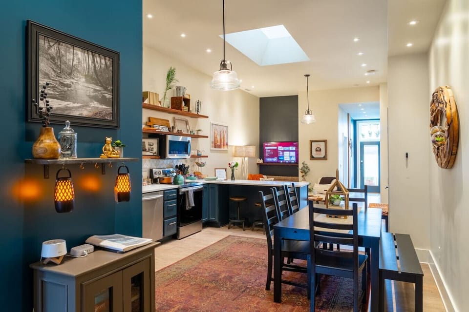 Fully stocked kitchen and dining room—coffee, tea, snacks, and everything you need to cook or chill.