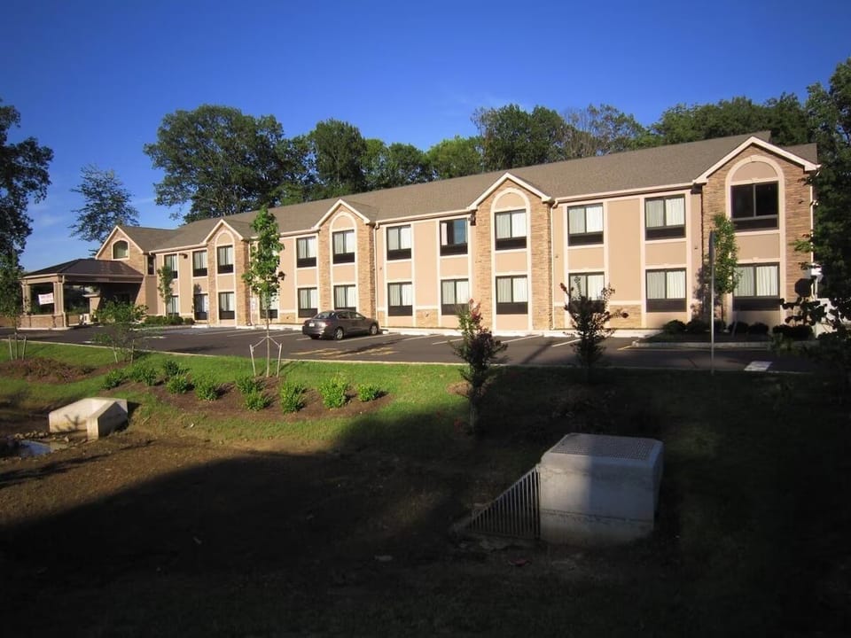 Arrive to a welcoming façade framed by sunny landscaped grounds.
