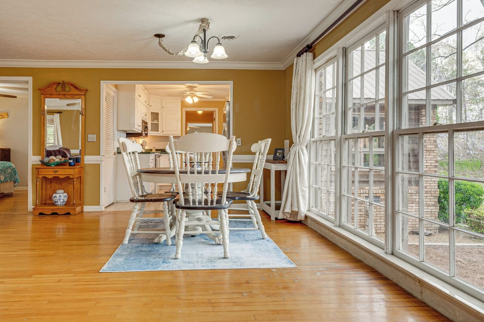 Dining Area | Dishware & Flatware Provided