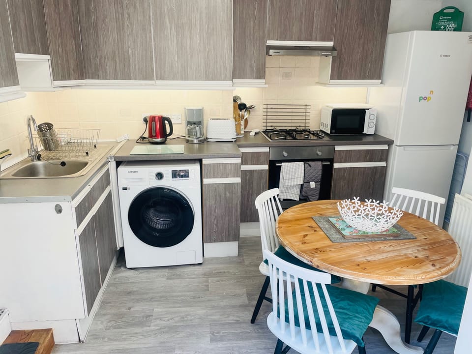 washer/dryer, kettle, coffee maker, microwave, fridge/freezer,toaster, gas hob, electric oven.