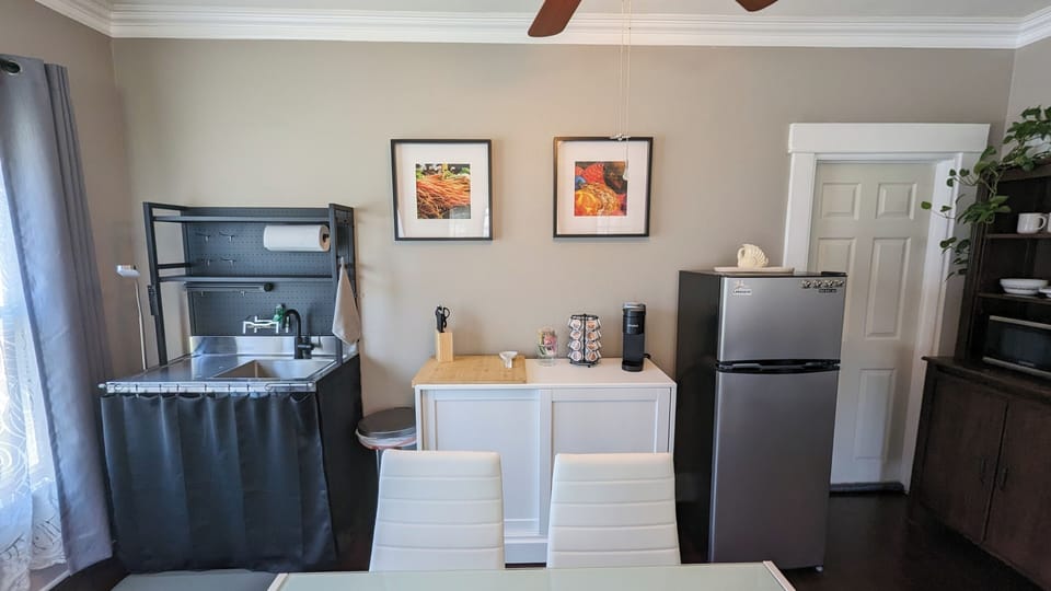 This rental comes with a kitchenette, not a kitchen. Includes 10-in-1 oven.