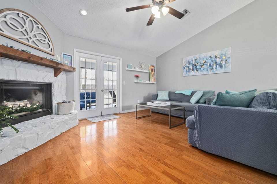 Cozy Living room with Fireplace With Lights