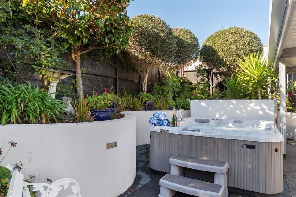 Outdoor spa tub