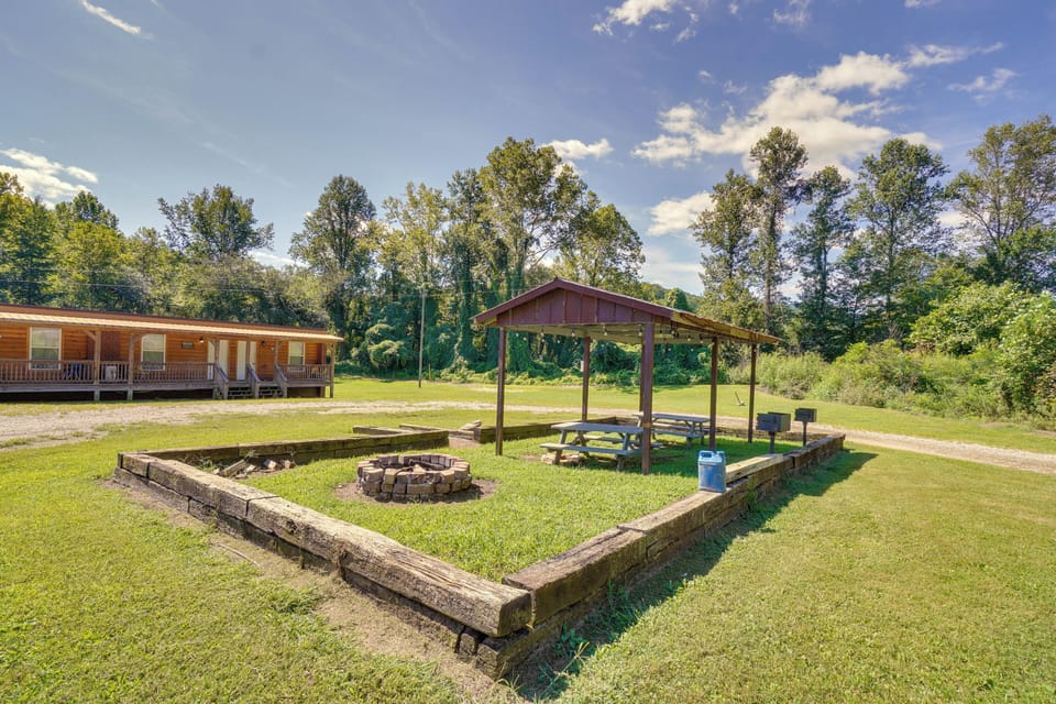 Rosedale Mountain Retreat | Pavilion w/ Charcoal Grills | Picnic Tables
