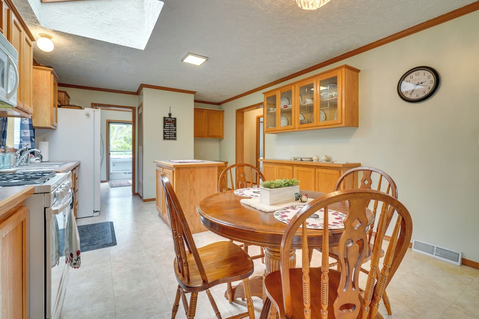 Dining Area | Dishware/Flatware | Trash Bags/Paper Towels