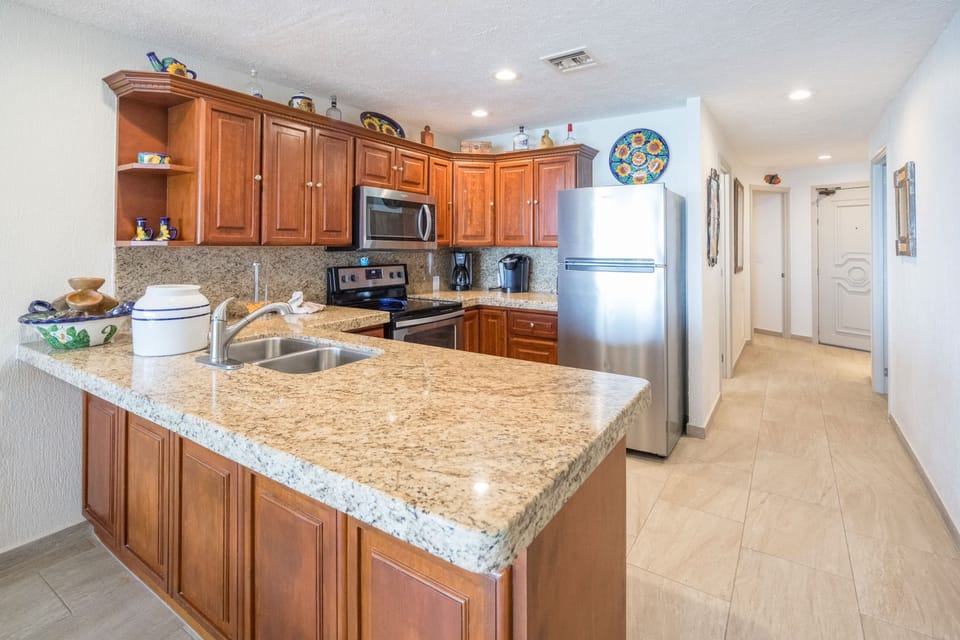 🍳 Full kitchen to cook fresh seafood or breakfast

