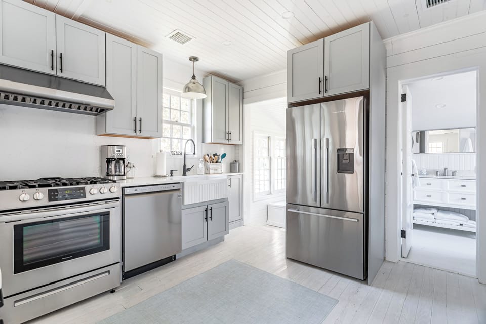 Kitchen w/ microwave, stove, oven, fridge