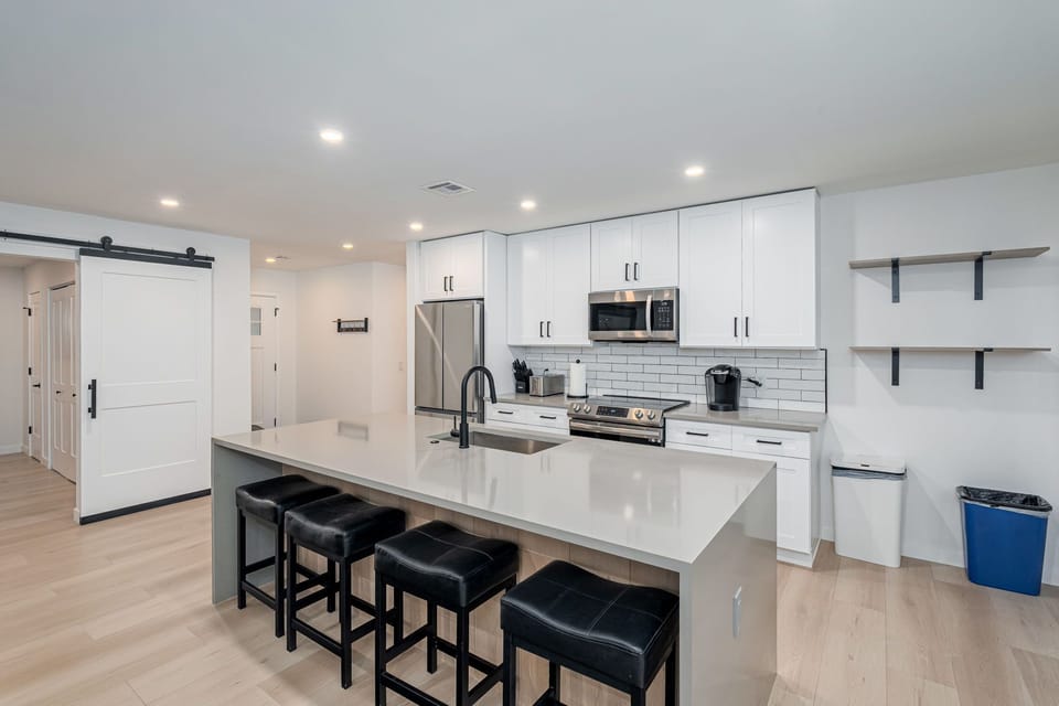 Lunch counter seats 4