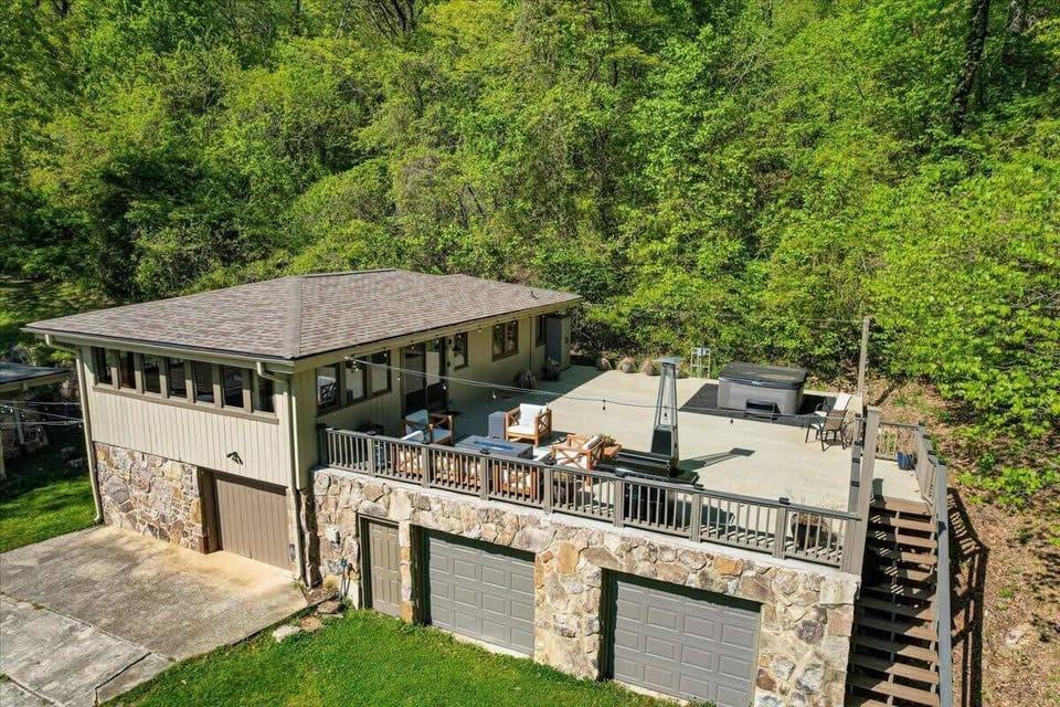 2nd Level 1BR Penthouse with Hot Tub and Terrace! Sleeps 5!