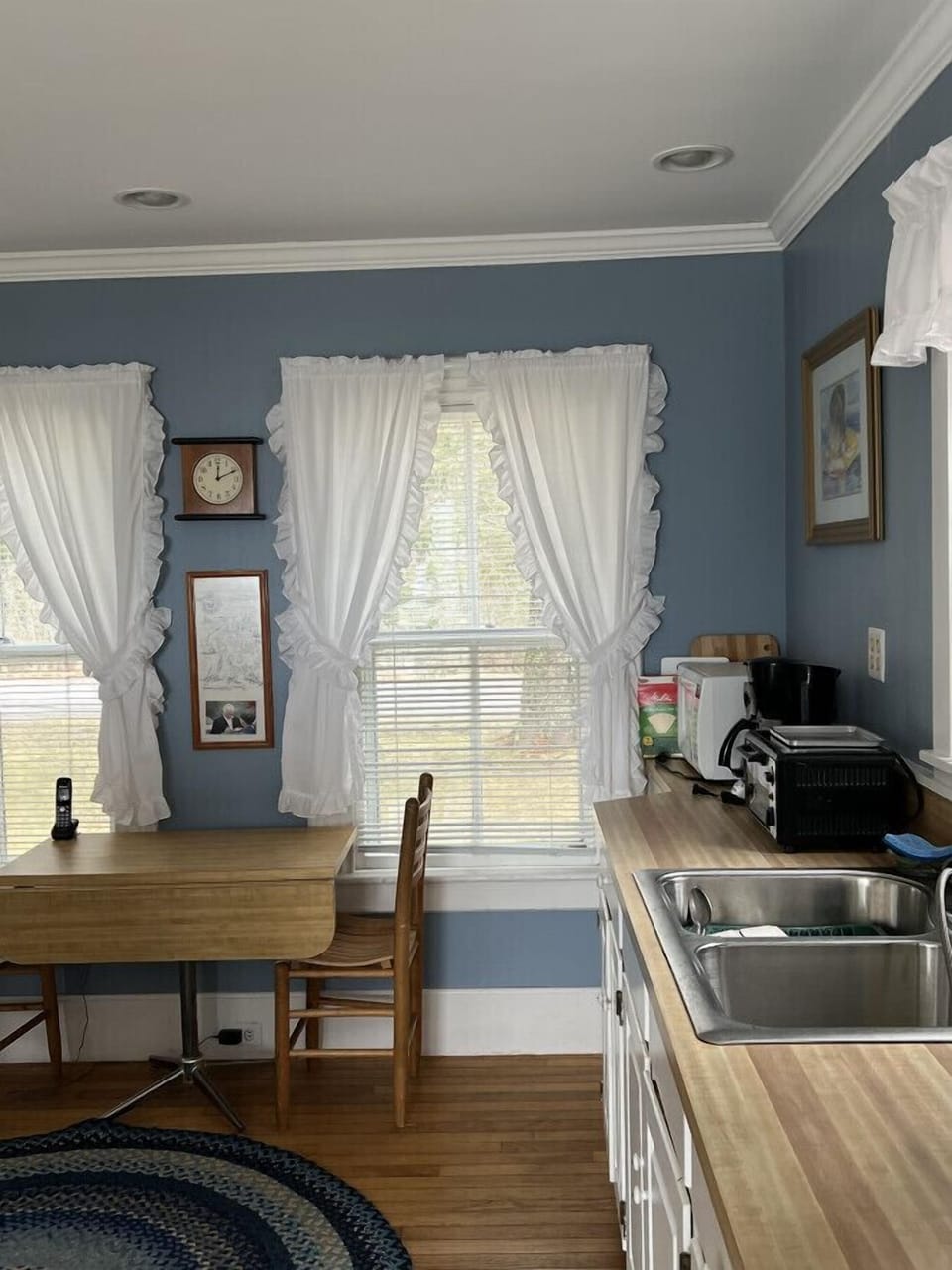 Full Kitchen with Breakfast Table