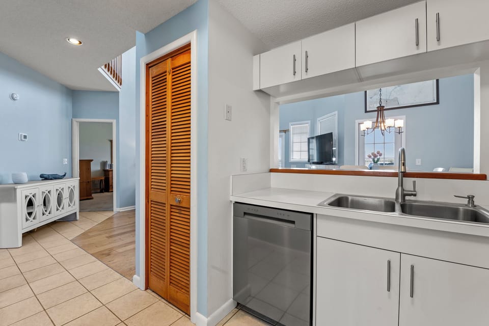 PC304: Happy Endings OBX | Mid Level Kitchen