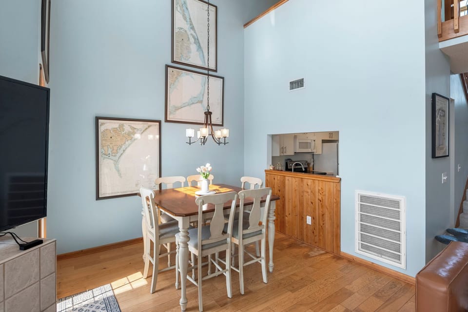 PC304: Happy Endings OBX | Mid Level Dining Area