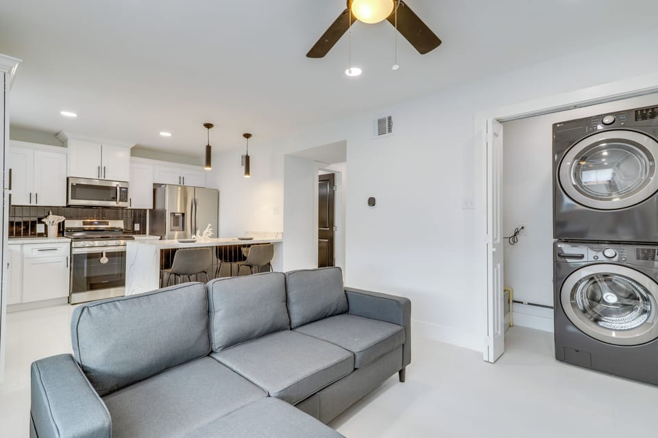 Living Room | Smart TV | Central Heating & A/C | Free WiFi | Washer/Dryer