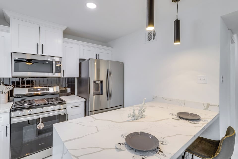 Dining Area | Breakfast Bar | Dishware/Flatware