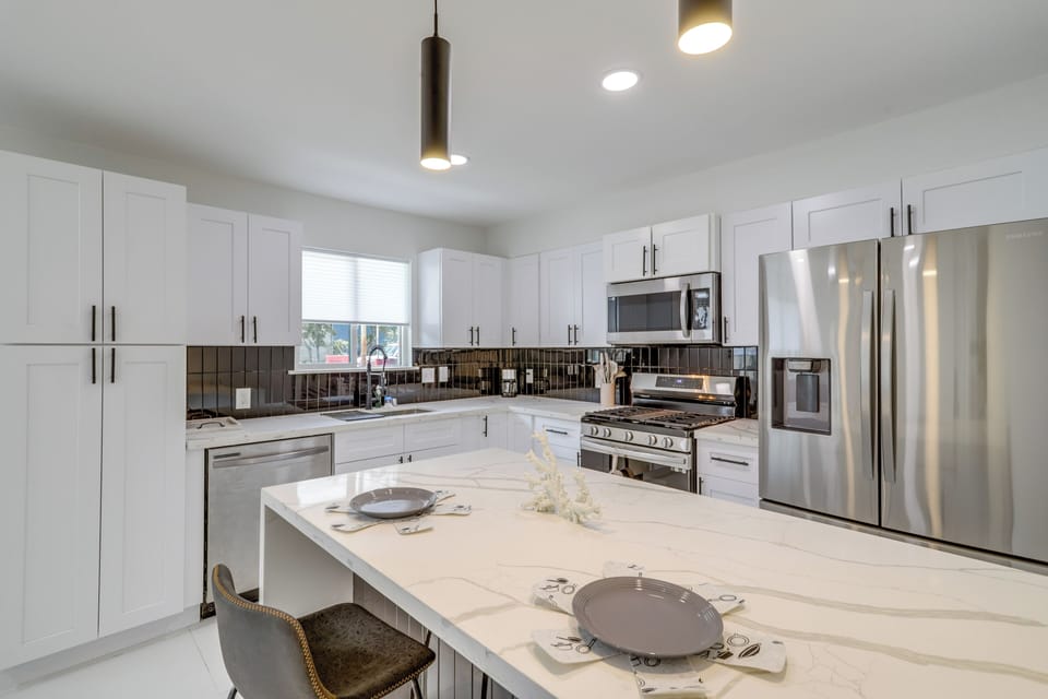 Dining Area | Breakfast Bar | Dishware/Flatware