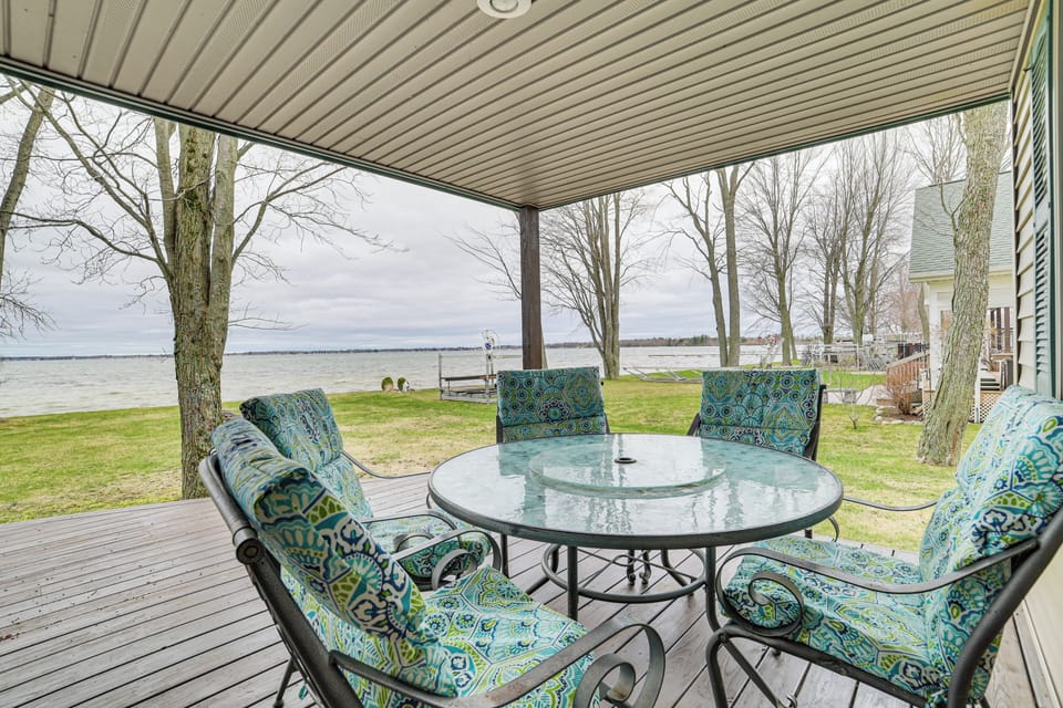 Houghton Lake Vacation Rental | 5BR | 2.5BA | 2,400 Sq Ft | 4 Steps Required
