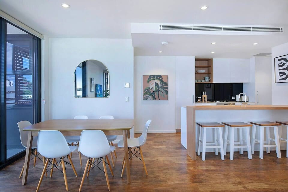  Share a meal around the dining table or find plenty of cafes and restaurants close by.
