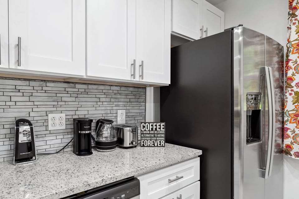 Contemporary cooktop and a stylishly designed, fully equipped kitchen.