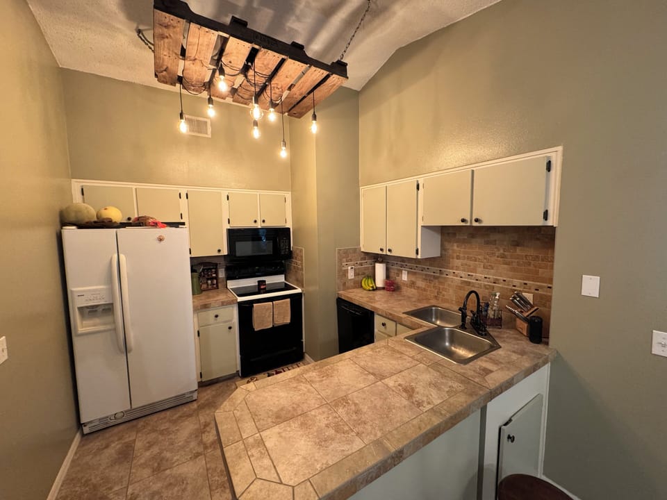 Full kitchen 