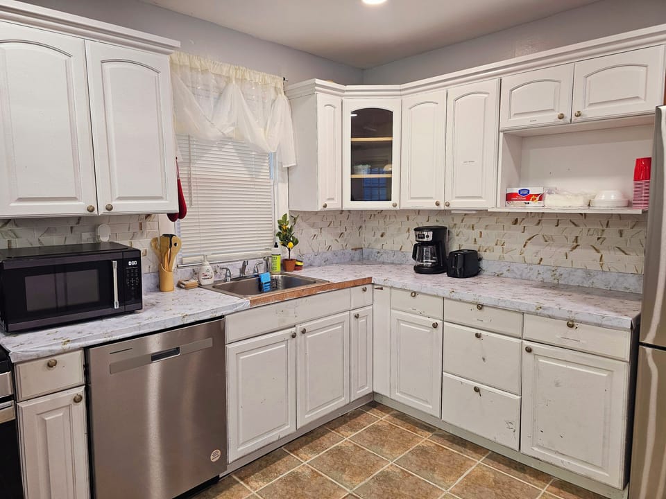Full Kitchen with Samsung Appliances ( washer, dryer, dishwasher)