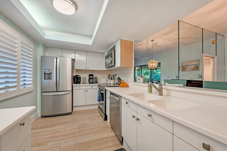 Open floor plan, Kitchen opens to dining area