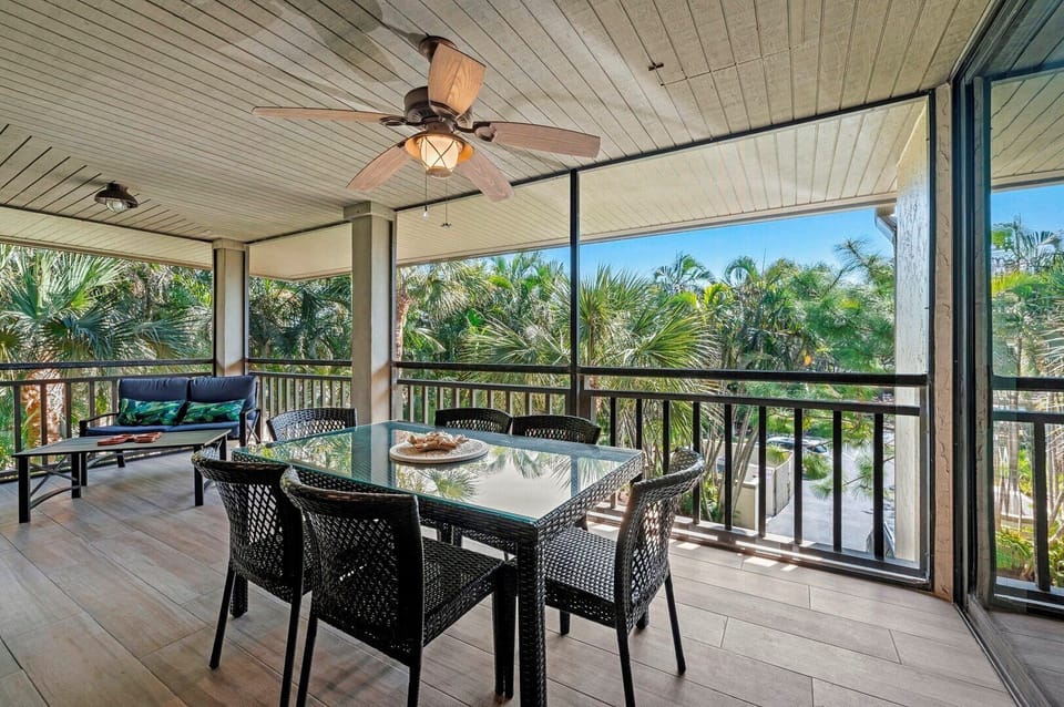 Outdoor Dining & Comfortable Sitting Area