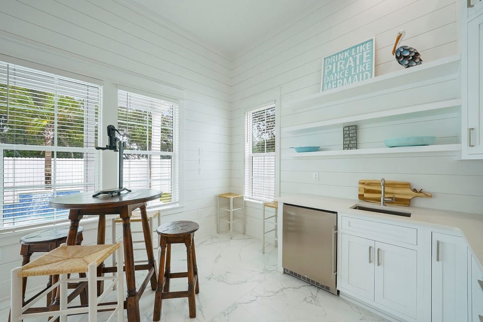 Big Gus - Seacrest Beach - Kitchenette & Dining Space