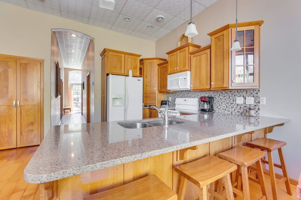 Kitchen | Breakfast Bar | Mr. Coffee Coffee Maker | Dishwasher