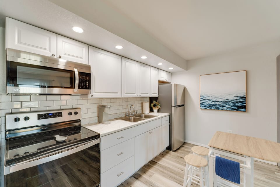 Kitchen | Single-Story Unit | 3rd-Floor Condo