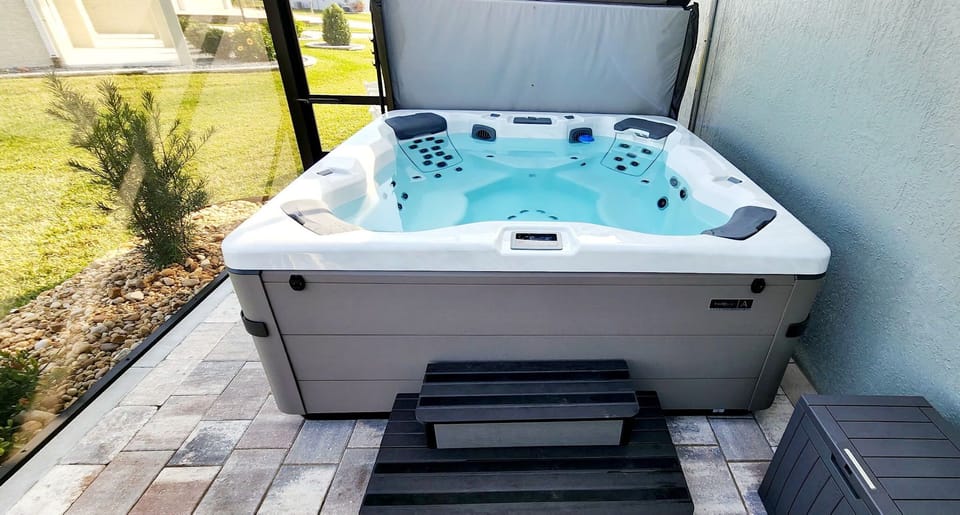 Hot Tub!! For guest enjoyment
