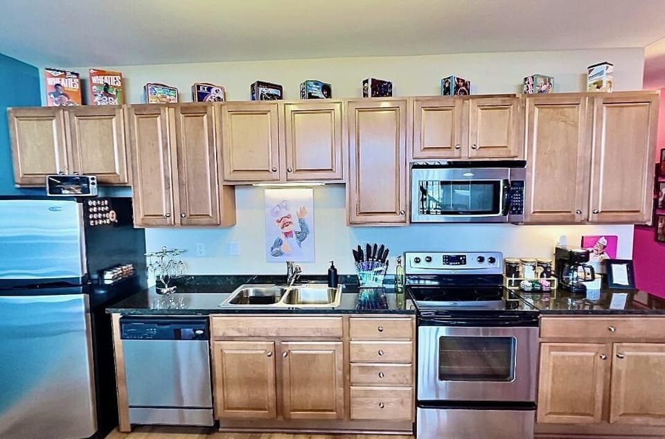 Cook in style in our fully stocked kitchen, brimming with 80s charm. From retro appliances to vibrant decor, this kitchen offers everything you need for meal prep while immersing you in a nostalgic 80s atmosphere.