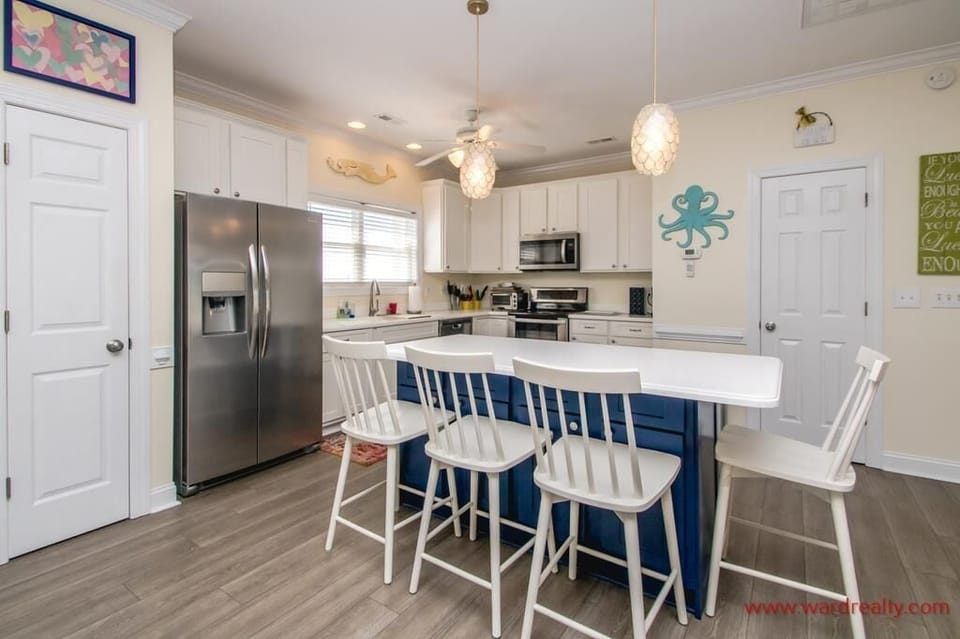 Kitchen with Eat-In Seating