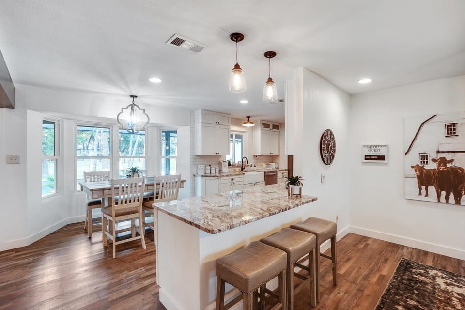 Do you enjoy perching by the kitchen for a front-row seat of the action? If so, this kitchen bar with its high stools is perfect for you!