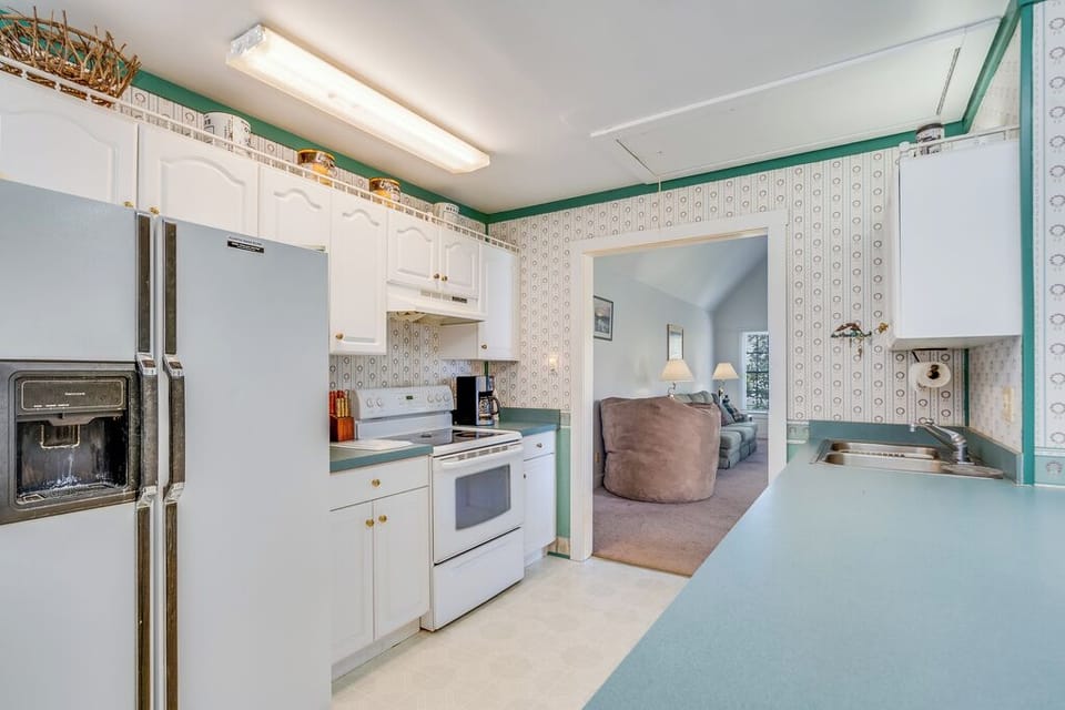 Fully Stocked Kitchen will make mealtime a bay breeze.