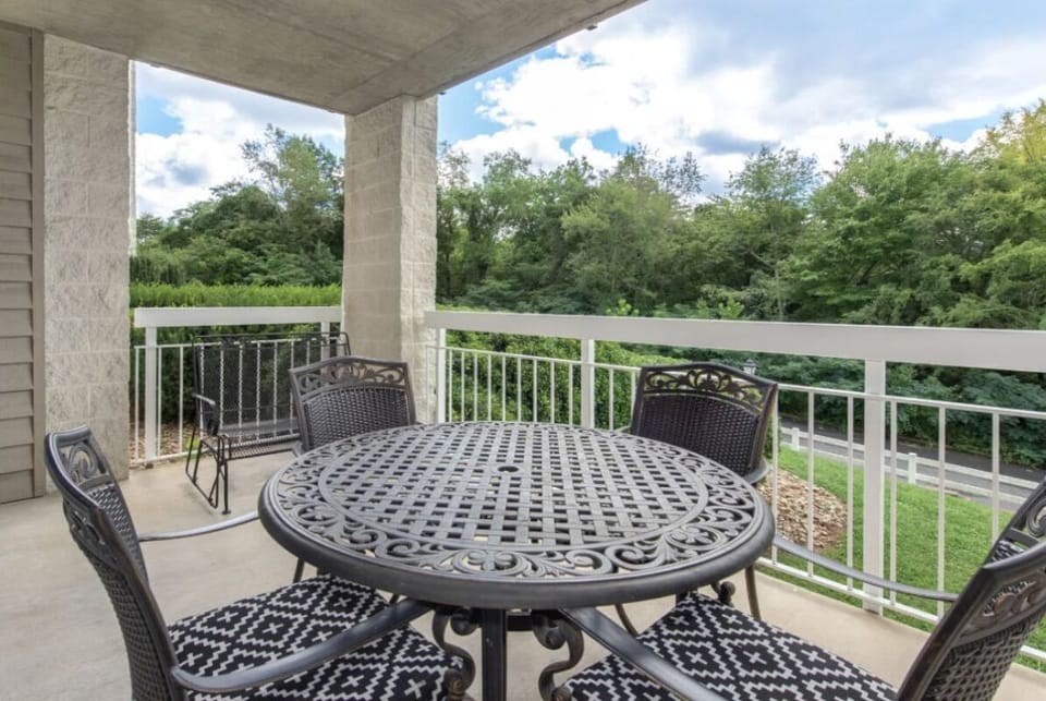 A Peaceful Getaway Whispering Pines 412 2 Bedroom Family Friendl - Private Balcony with a Wooded View from your Pigeon Forge Condo
