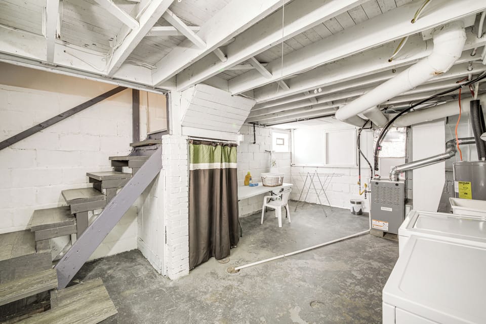 Basement | Washer & Dryer